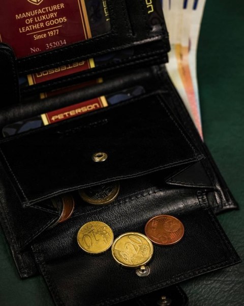 Skórzany portfel męski zapinany na zatrzask - Peterson Skórzany portfel męski zapinany na zatrzask - Peterson