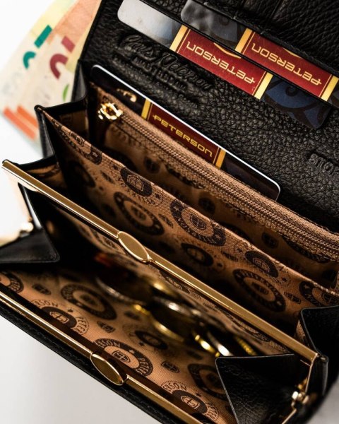 Elegancki czarny portfel skórzany o lakierowanym wykończeniu - Peterson Elegancki czarny portfel skórzany o lakierowanym wykończeniu - Peterson
