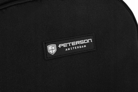Sportowy, pojemny plecak w czarnym kolorze z zewnętrznymi kieszonkami - Peterson Sportowy, pojemny plecak w czarnym kolorze z zewnętrznymi kieszonkami - Peterson