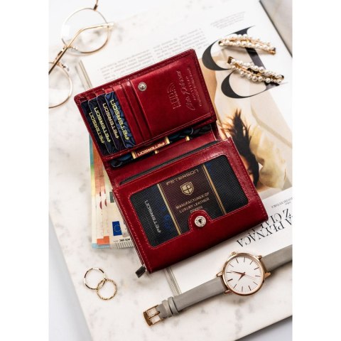 Elegancki i kompaktowy portfel damski w czerwonym kolorze wykonany ze skóry naturalnej - Peterson Elegancki i kompaktowy portfel damski w czerwonym kolorze wykonany ze skóry naturalnej - Peterson