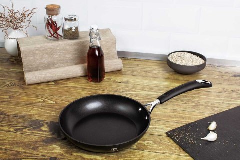 PATELNIA TYTANOWA 24cm BERLINGER HAUS BLACK PROFESSIONAL LINE BH-6116 PATELNIA TYTANOWA 24cm BERLINGER HAUS BLACK PROFESSIONAL LINE BH-6116